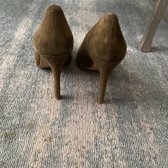 Banana Republic Olive Green Suede Heels 4 in heels sz 8 M - Picture 6 of 9